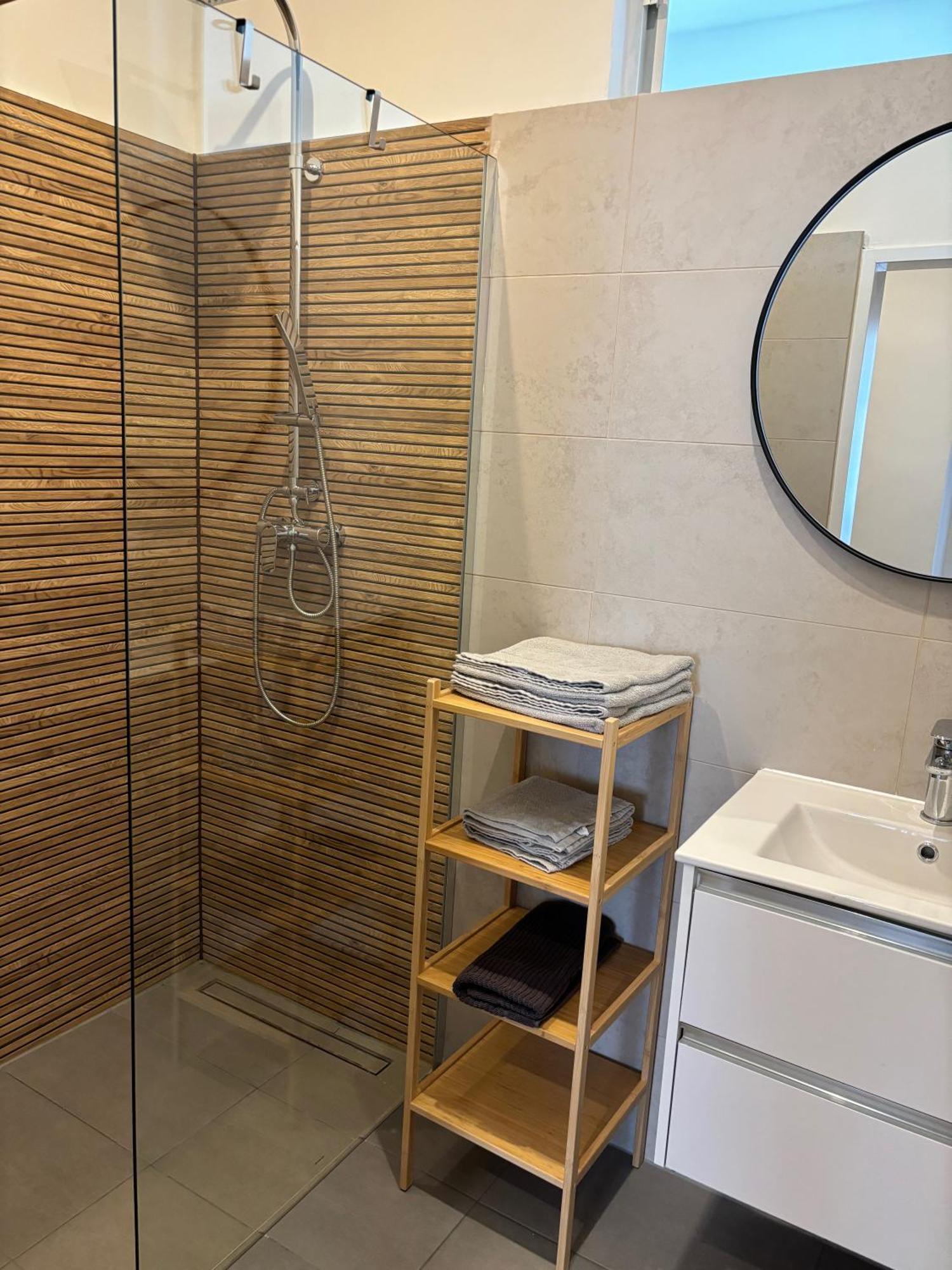 Traumhafte Wohnung Fuer 3, Grosszuegig, Walk In Dusche Виена Екстериор снимка